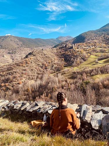 DUES ÚLTIMES PLACES 💚💚   

TERRÍCOLES. CREACIÓ ARTÍSTICA I LITERÀRIA INSPIRADA EN LA NATURA   

Terrícoles neix de la simbiosi entre la periodista i escriptora Ivet Eroles, la creadora i cuidadora d’ovelles Vanesa Freixa i Maribel Bella, creadora de Marduix. Cercle Creatiu.     

Es tracta d’una experiència immersiva de cap de setmana on es combinaran les propostes d’escriptura inspirada en la natura amb la creació artística a partir d’elements naturals.    

🗓️ Quan? Del 16 al 18 de maig     

🏡 On? Al Centre d’Art i Natura de Farrera    

Preu: 290 € (inclou formació, materials, manutenció i allotjament). Si ets del Pallars i no et cal allotjament el preu és de 210€.

Més informació i inscripcions: artinatura@farreracan.cat. Podeu consultar el programa sencer a www.farreracan.cat