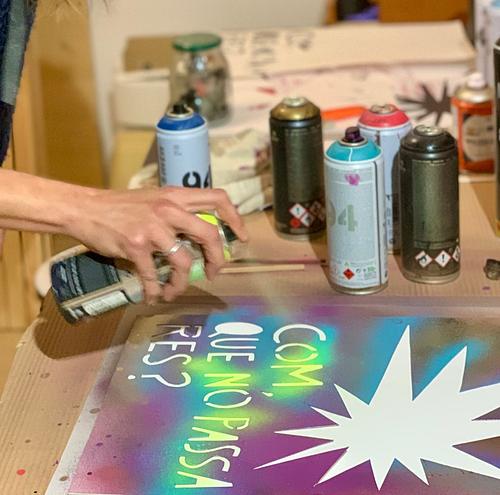 Participa a l'acció comunitària del mural del Parc Natural (per a joves i adults)!

La Rural Utòpica col·labora aquest cop amb el Parc Natural de l’Alt Pirineu. Tenim l’encàrrec de pintar l’edifici de bombes de l’estació d’esquí de Port-Ainé. Per a realitzar-ho comptem amb l’artista Thor Sanabria, muralista d’esprai amb una àmplia experiència. 

Però no ho volem fer sols. Si tens ganes d’aprendre a fer pintura mural amb la tècnica del graffiti apunta’t a aquest projecte.
El s dijous 5, el 12 i el 19 de juny de les 16.30h a les 19:30h al taller de la Rural Utòpica de l’Institut de Sort farem tres tallers on plantejarem la idea del mural i farem sessions pràctiques sobre mur amb el Thor per tal de començar a dominar la tècnica. 

Amb tot allò après, el dissabte 28 de juny passarem un dia sencer a Port Ainé per iniciar el gran mural.                                              Inscrpcions aquí: https://docs.google.com/forms/d/e/1FAIpQLSfr2oopVtJgANU1CX3OSHzD-JpcnTCpXIo3zvIhZzqGH3SfyQ/viewform